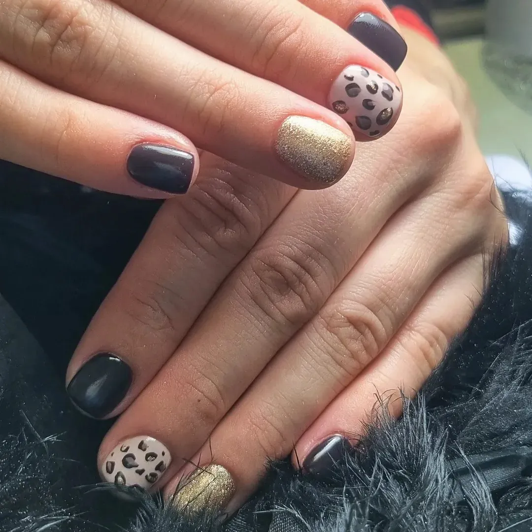 Īsi nagi melnā krāsā ar zelta mirdzumu un leoparda rakstu